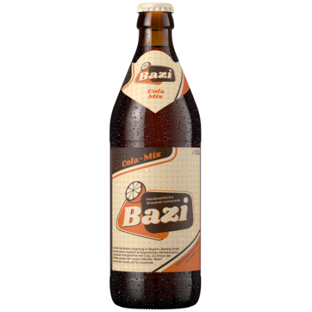 Eine braune Glasflasche 0,5l der Marke „Bazi“ mit dem Etikett „Cola-Mix“ auf hellem Hintergrund. Die Flasche ist mit kleinen Wassertropfen bedeckt, was sie frisch und gekühlt erscheinen lässt. Das Etikett ist in den Farben Orange, Creme und Braun gestaltet und trägt das Logo sowie die Aufschrift „Handwerkliche Brauerei-Limonade“. Die Flasche hat einen Kronkorken in Beige mit Markenlogo.