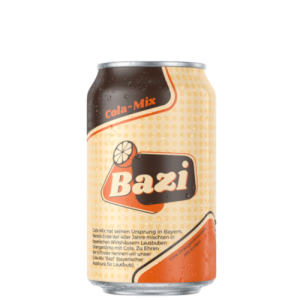 Eine Getränkedose der Marke „Bazi“ mit einem Retro-inspirierten Design in Beige, Orange und Braun. Auf der Vorderseite steht „Cola-Mix“ und der Markenname „Bazi“ in großer, weißer Schrift. Die Dose ist mit kleinen Wasser Tröpfchen bedeckt. Unten befindet sich ein kurzer Text über die Herkunft des Cola-Mix aus Bayern.