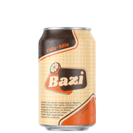 Eine Getränkedose der Marke „Bazi“ mit einem Retro-inspirierten Design in Beige, Orange und Braun. Auf der Vorderseite steht „Cola-Mix“ und der Markenname „Bazi“ in großer, weißer Schrift. Die Dose ist mit kleinen Wasser Tröpfchen bedeckt. Unten befindet sich ein kurzer Text über die Herkunft des Cola-Mix aus Bayern.
