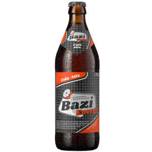 Eine braune Glasflasche 0,5l der Sorte „Bazi Energy“ mit dem Schriftzug „Cola-Mix“. Das Etikett ist in schwarz, grau und orange gestaltet und trägt das Logo der Marke sowie den Zusatz „Energy“ in auffälliger oranger Schrift. Die Flasche ist mit Wassertropfen benetzt und wirkt gekühlt. Der Kronkorken ist ebenfalls farblich auf das Etikett abgestimmt.