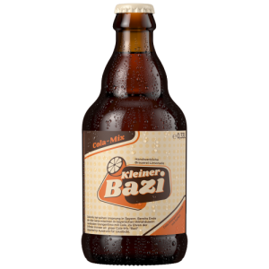 Braune Glasflasche mit orange-beigem Etikett der Marke "Kleiner Bazi", einer handwerklichen Brauerei-Limonade aus Bayern. Die Aufschrift "Cola-Mix" befindet sich am oberen Rand des Etiketts, darunter steht prominent "Kleiner Bazi" in orangefarbener und weißer Schrift auf einem braunen Hintergrund. Das Etikett ist in den Farben beige, orange und braun gehalten und mit kleinen Punkten im Hintergrund gestaltet. Die Flasche ist mit Wassertropfen bedeckt, was sie frisch und kühl erscheinen lässt.