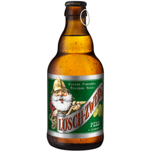 Braune Bierflasche der Marke „Lösch-Zwerg“ mit sichtbaren Wassertropfen. Auf dem Etikett ist ein Zwerg mit goldenem Helm und weißem Bart zu sehen, der einen Löschschlauch hält. Darüber steht in weißer Schrift auf grünem Hintergrund: „Kleine Flasche. Freches Bier.“ Der Markenname „Lösch-Zwerg“ ist in großer, roter Schrift auf einem silbernen Banner geschrieben. Unten rechts auf dem Etikett steht „Pils“ in grüner Schrift. Rechts daneben sind frische Hopfenzapfen abgebildet. Die Flasche hat einen Ringverschluss am Hals.