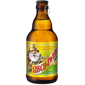 Braune Bierflasche der Marke „Lösch-Zwerg“ mit sichtbaren Wassertropfen auf dem Glas. Das gelb-grüne Etikett zeigt einen Zwerg mit goldenem Helm und weißem Bart, der einen Löschschlauch hält. Oben auf dem Etikett steht in roter Schrift: „Kleine Flasche. Freches Bier.“ Der Markenname „Lösch-Zwerg“ ist in großer, roter Schrift auf einem goldenen Banner dargestellt. Unten rechts steht „Radler“ in grüner Schrift sowie „Biermischgetränk“. Rechts daneben sind Zitronenstücke abgebildet. Die Flasche ist mit einem typischen Ringverschluss versehen.