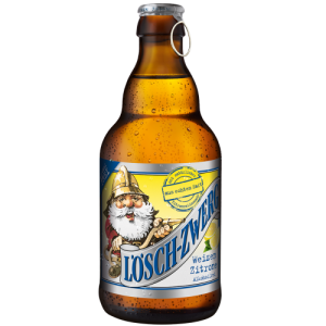Braune Bierflasche der Marke „Lösch-Zwerg“ mit Wassertropfen auf dem Glas. Das Etikett ist in gelb und blau gehalten und zeigt einen Zwerg mit goldenem Helm, weißem Bart und Löschschlauch. Oben befindet sich ein gelbes Siegel mit der Aufschrift „aus echtem Saft“. Der Markenname „Lösch-Zwerg“ steht in großer, blauer Schrift auf einem silbernen Banner. Unten rechts ist die Sorte „Weizen Zitrone – alkoholfrei“ vermerkt. Daneben sind Zitronenscheiben abgebildet. Die Flasche ist mit einem Ringverschluss versehen.