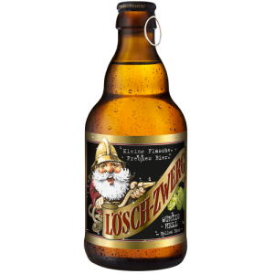 Braune Bierflasche der Marke „Lösch-Zwerg“ mit sichtbaren Wassertropfen. Das Etikett ist in schwarz und gold gestaltet. Der Zwerg mit goldenem Helm, weißem Bart und Löschschlauch ist zentral abgebildet. Im oberen Bereich des Etiketts steht in weißer Schrift: „kleine Flasche. freches Bier.“ Der Markenname „Lösch-Zwerg“ erscheint in roter Schrift auf einem goldenen Banner. Unten rechts steht in weißer Schrift die Biersorte „würzig Hell“, daneben sind Hopfendolden abgebildet. Die Flasche ist mit einem Metallringverschluss versehen.