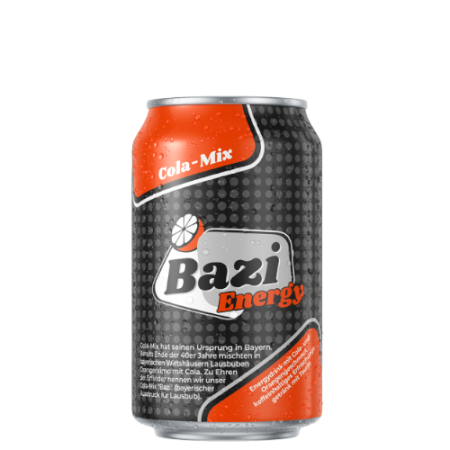 Eine schwarze Getränkedose mit orangefarbenen Elementen der Marke „Bazi Energy“. Auf der Vorderseite steht „Cola-Mix“ sowie „Bazi Energy“ in weißer und orangefarbener Schrift. Die Dose ist mit kleinen Wasser Tröpfchen bedeckt, was sie erfrischend wirken lässt. Unten ist ein kurzer Text über die Ursprünge des Cola-Mix in Bayern zu lesen.