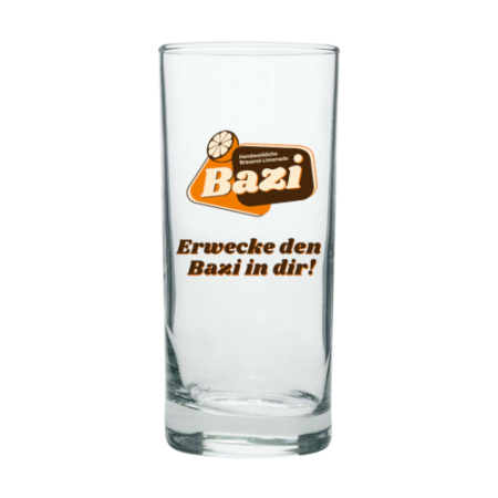 Klares Trinkglas mit aufgedrucktem Bazi-Logo und dem Schriftzug "Erwecke den Bazi in dir!" in orange-brauner Schrift. Das Glas steht aufrecht vor weißem Hintergrund.