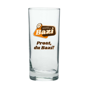 Klares Trinkglas mit aufgedrucktem Bazi-Logo und dem Schriftzug "Prost, du Bazi!" in orange-brauner Schrift. Das Glas steht aufrecht vor weißem Hintergrund.