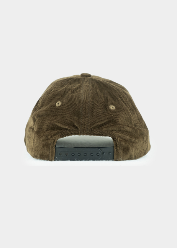 Rückansicht der braunen Bazi-Cord-Cap mit schwarzem, größenverstellbarem Snapback-Verschluss. Deutlich sichtbar sind die Nähte und Belüftungslöcher auf der Rückseite der Kappe.
