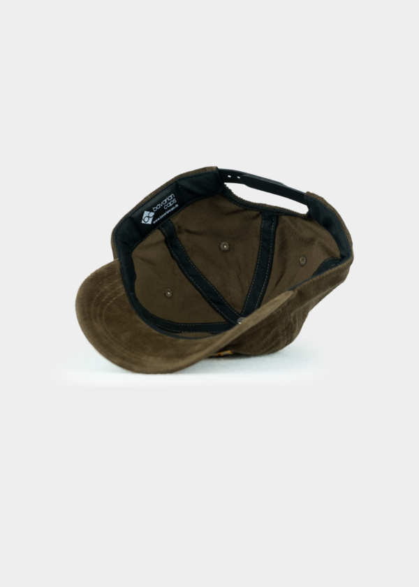 Innenansicht der braunen Cord-Cap mit schwarzem Schweißband und Etikett mit der Aufschrift "bavarian caps". Zu sehen ist außerdem der verstellbare Verschluss auf der Rückseite der Cap.