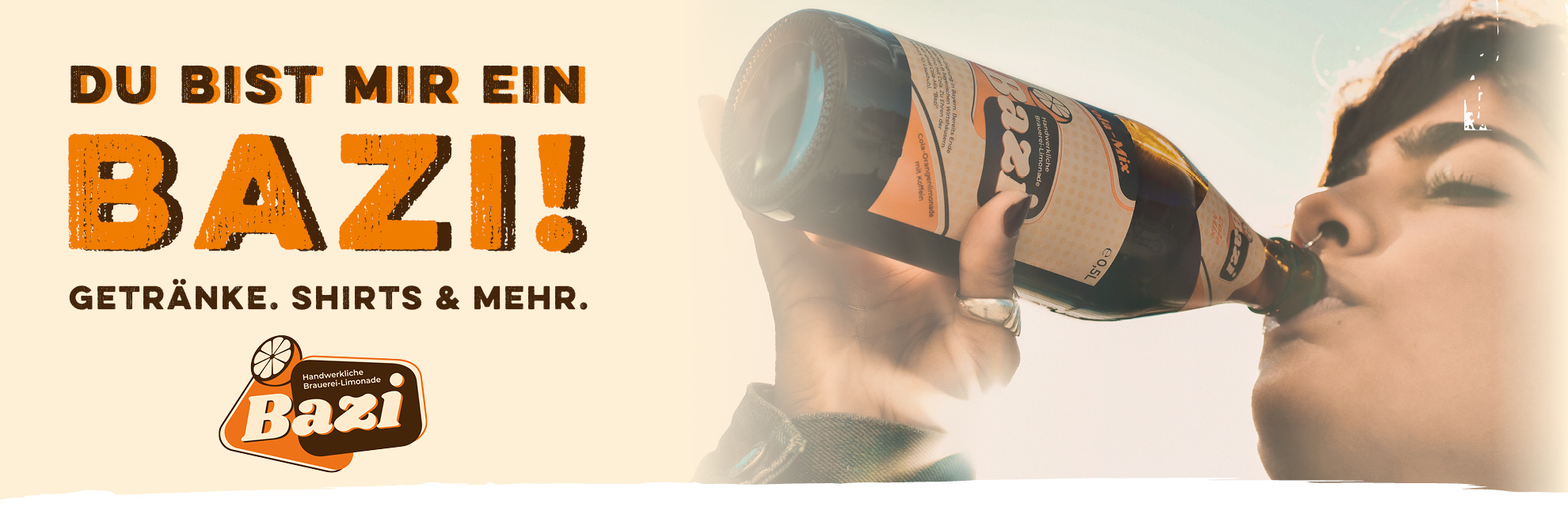 Werbegrafik mit der Aufschrift: "Du bist mir ein Bazi! Getränke. Shirts & mehr." Auf der rechten Seite trinkt eine Frau mit Nasenpiercing aus einer Bazi-Flasche. Das Logo der Marke ‚Bazi – Handwerkliche Brauerei-Limonade‘ ist ebenfalls zu sehen