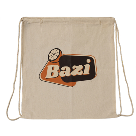 Beiger Turnbeutel mit Zugbändern. Auf der Vorderseite ist zentral das Bazi-Logo mit Zitronenscheibe und dem Schriftzug "Bazi" in Retro-Optik aufgedruckt.