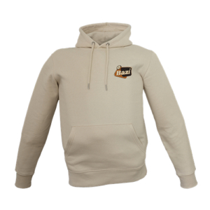 Beiger Bazi Hoodie. Dickerer Stoff in Bio-Qualität. Auf der linken Brust befindet sich das Bazi Cola-Mix Logo.