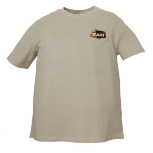 Beiges Bazi Cola-Mix Shirt. Auf der Vorderseite mit dem Bazi Cola-Mix Logo auf der linken Brustseite.