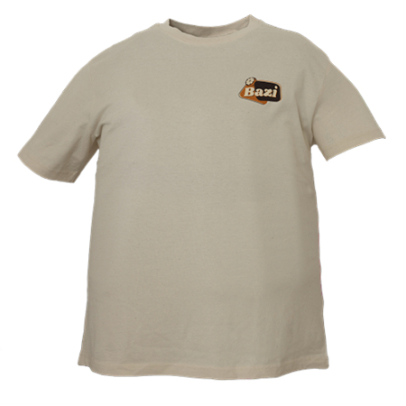 Beiges Bazi Cola-Mix Shirt. Auf der Vorderseite mit dem Bazi Cola-Mix Logo auf der linken Brustseite.