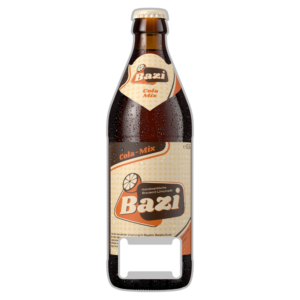 Bazi Flaschenöffner aus Metall in Form unserer 0,5l Bazi Flasche. Auf der Flasche, befindet sich ein Etikett mit unserem Logo auf dem Flaschenhals und ein Etikett am Bauch der Flasche. Dort ist nochmal das Logo groß abgebildet auf einem hellen Hintergrund. im oberen linken eck, ist das Wort "Cola-Mix" aufgedruckt. Die Einkerbung um eine Flasche zu öffnen, befindet sich bei dem Flaschenöffner, auf dem unteren Teil der Flasche.